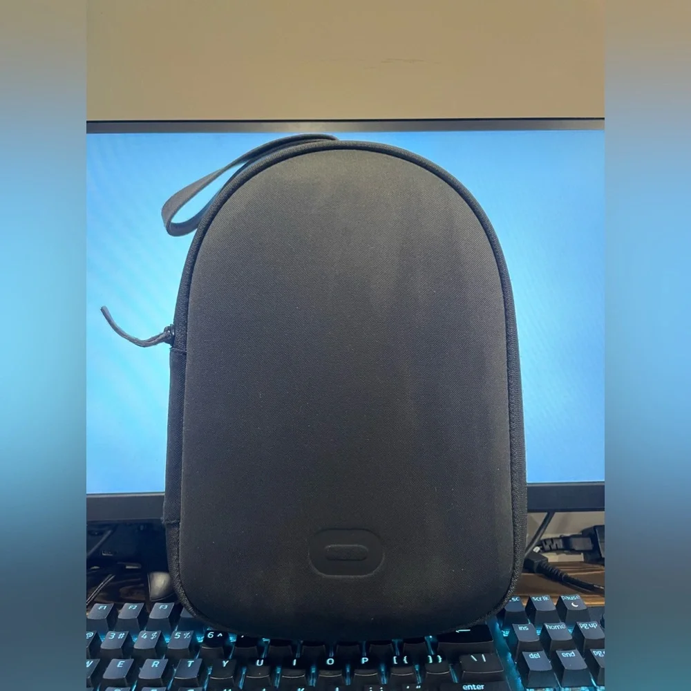 Oculus Quest 128 Gigabytes and Travel Case